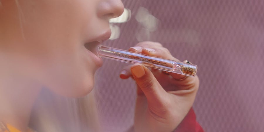 Glass Blunts or One-Hitter Pipes: Which is Better? - Glassblunt