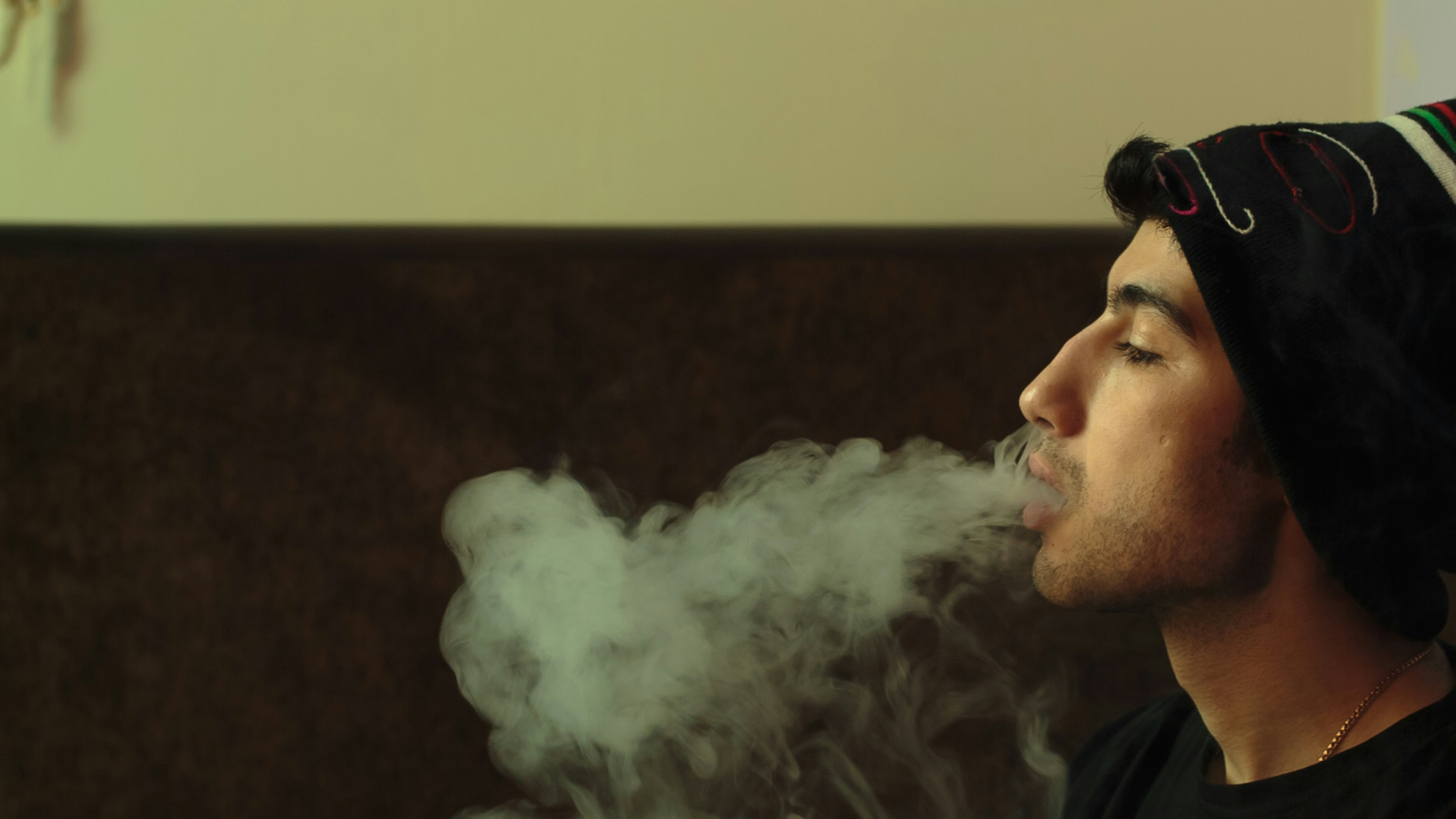 How To Hit A Bong Without Coughing Your Lungs Up