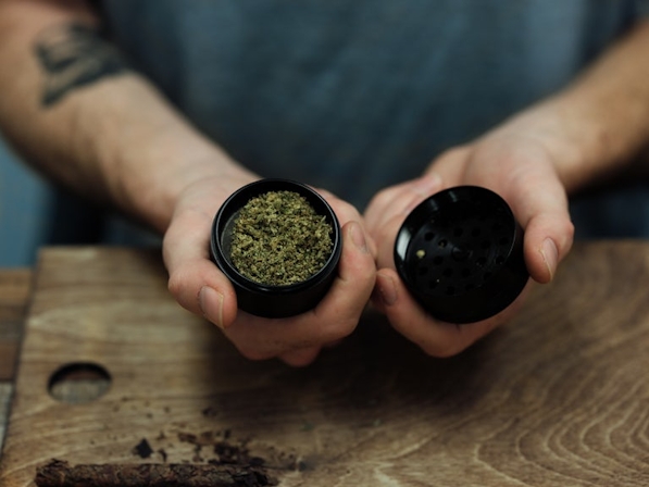 how to roll a blunt grind the weed