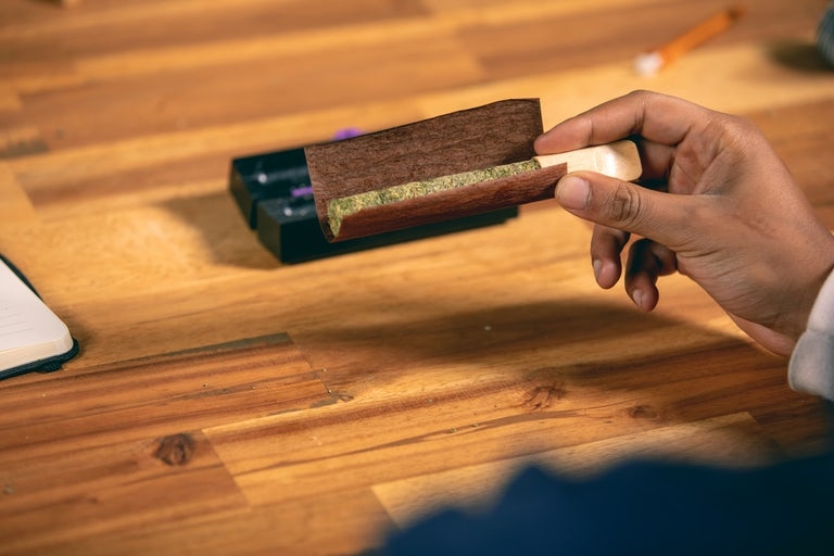 how to roll a cannabis cigar