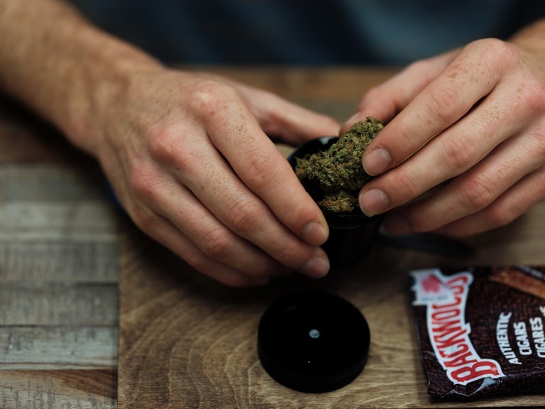How to roll a Backwoods Blunt