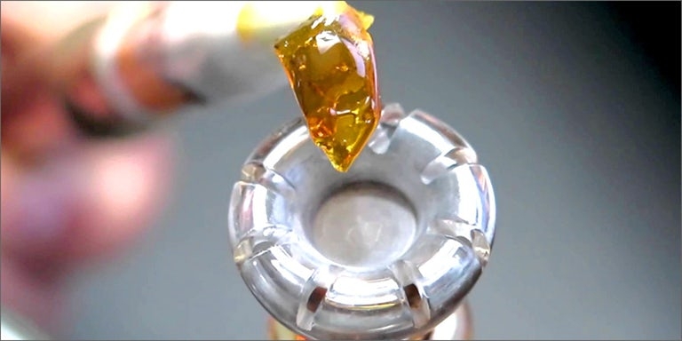 How to smoke shatter using a rig