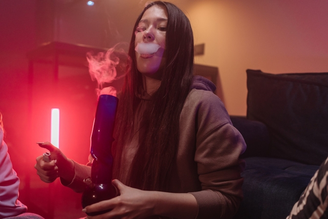 Do Bigger Bongs Get You Higher? Small Bong Vs Big Bong