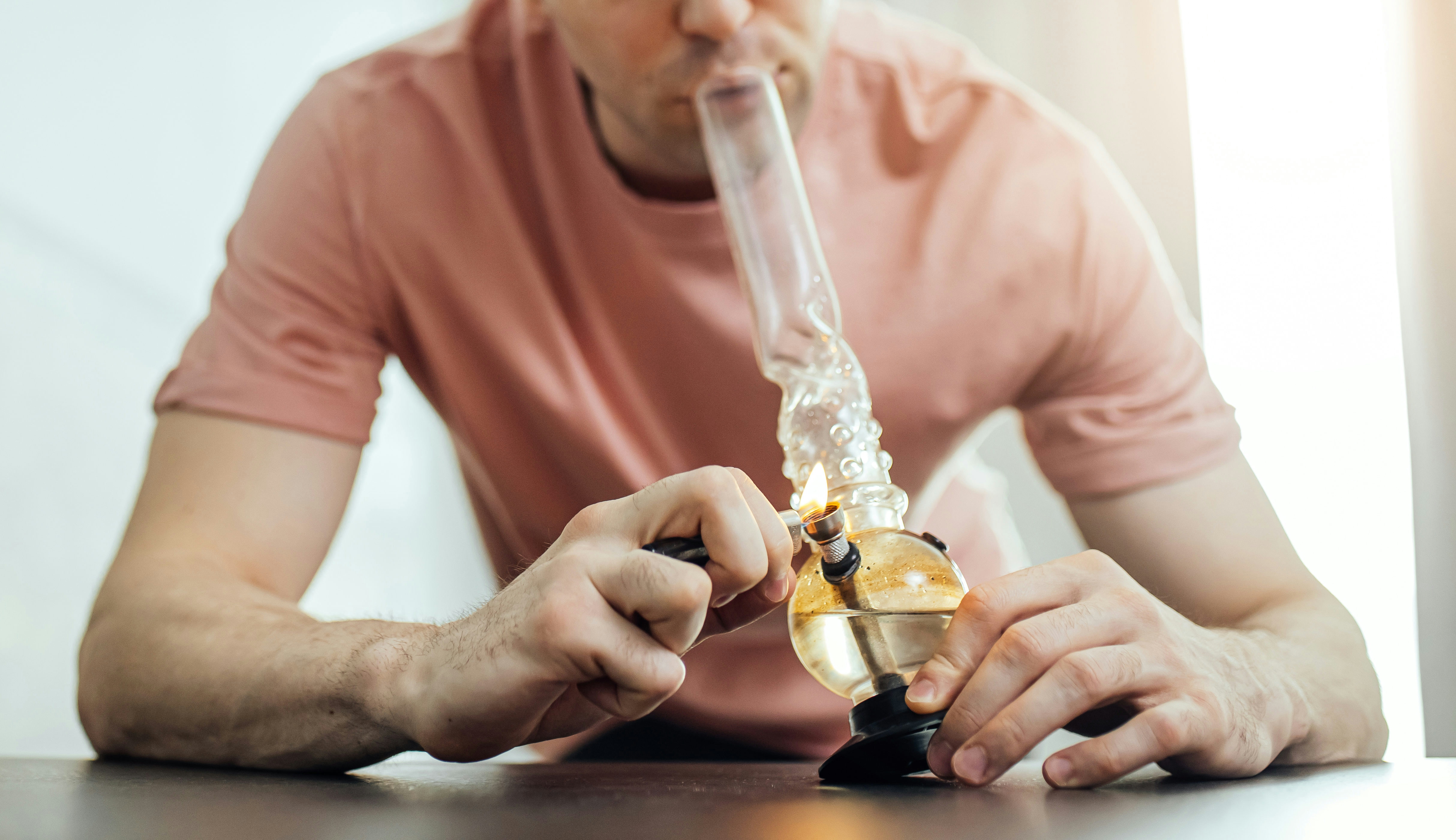 A Beginner’s Guide to Glass Pipes and Bongs Herb
