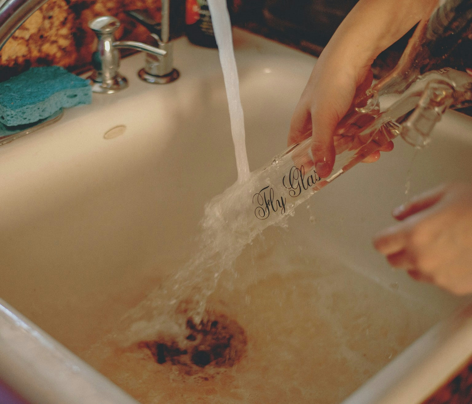 Ooze Resölution Bong Cleaner Review: The Easiest Way To Keep A Sparkling Clean Bong