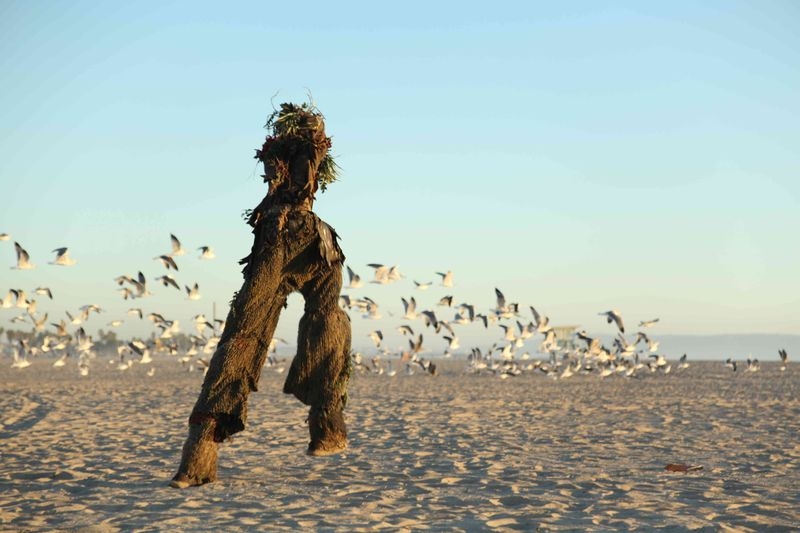 This Man In Venice Beach Dresses Up As A Tree And Scares People Walking By