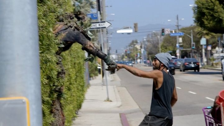 This Man In Venice Beach Dresses Up As A Tree And Scares People Walking By