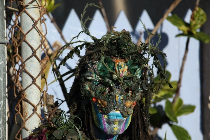 This Man In Venice Beach Dresses Up As A Tree And Scares People Walking By