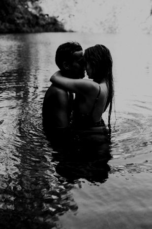 How To Give The Perfect Hug – Timing is Everything