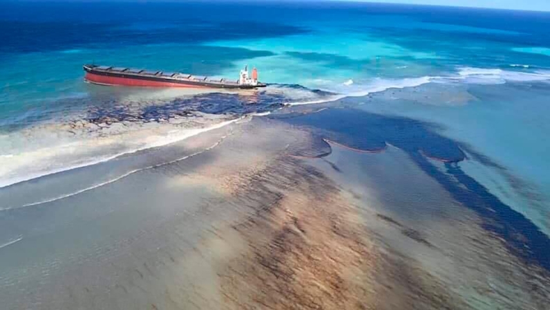 Neusbot Floating Robot Can Help Oil Spill Clean Ups