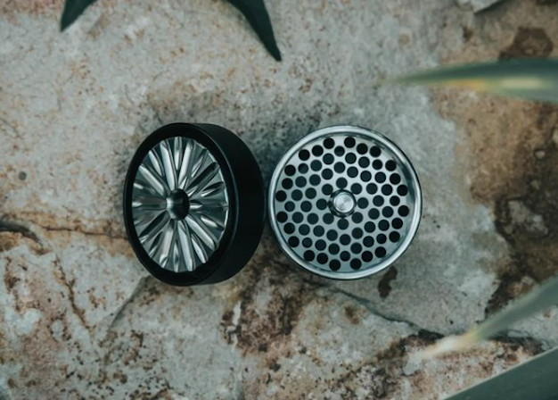 5 Reasons Why You Should Never Use Plastic Grinders