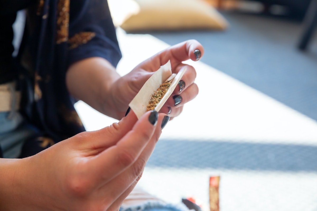 How To Roll A Hash Joint In 7 Simple Steps | Herb
