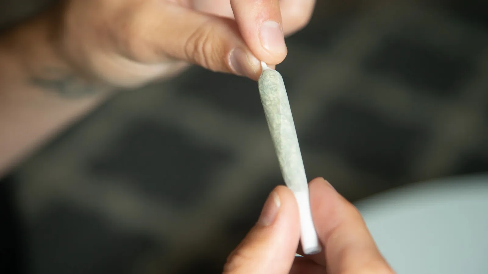 How To Roll A Joint In 6 Easy Steps