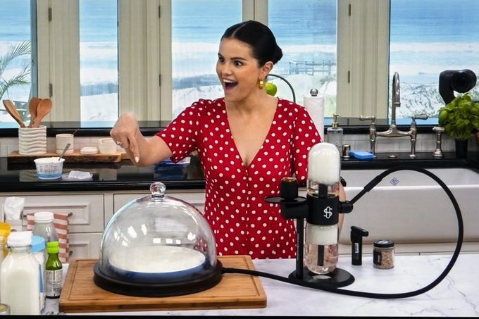 High Culture: Selena Gomez Chefs It Up With The Stündenglass Gravity Infuser