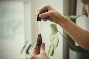 What Are THC Tinctures? Uses, Effects, Dosage