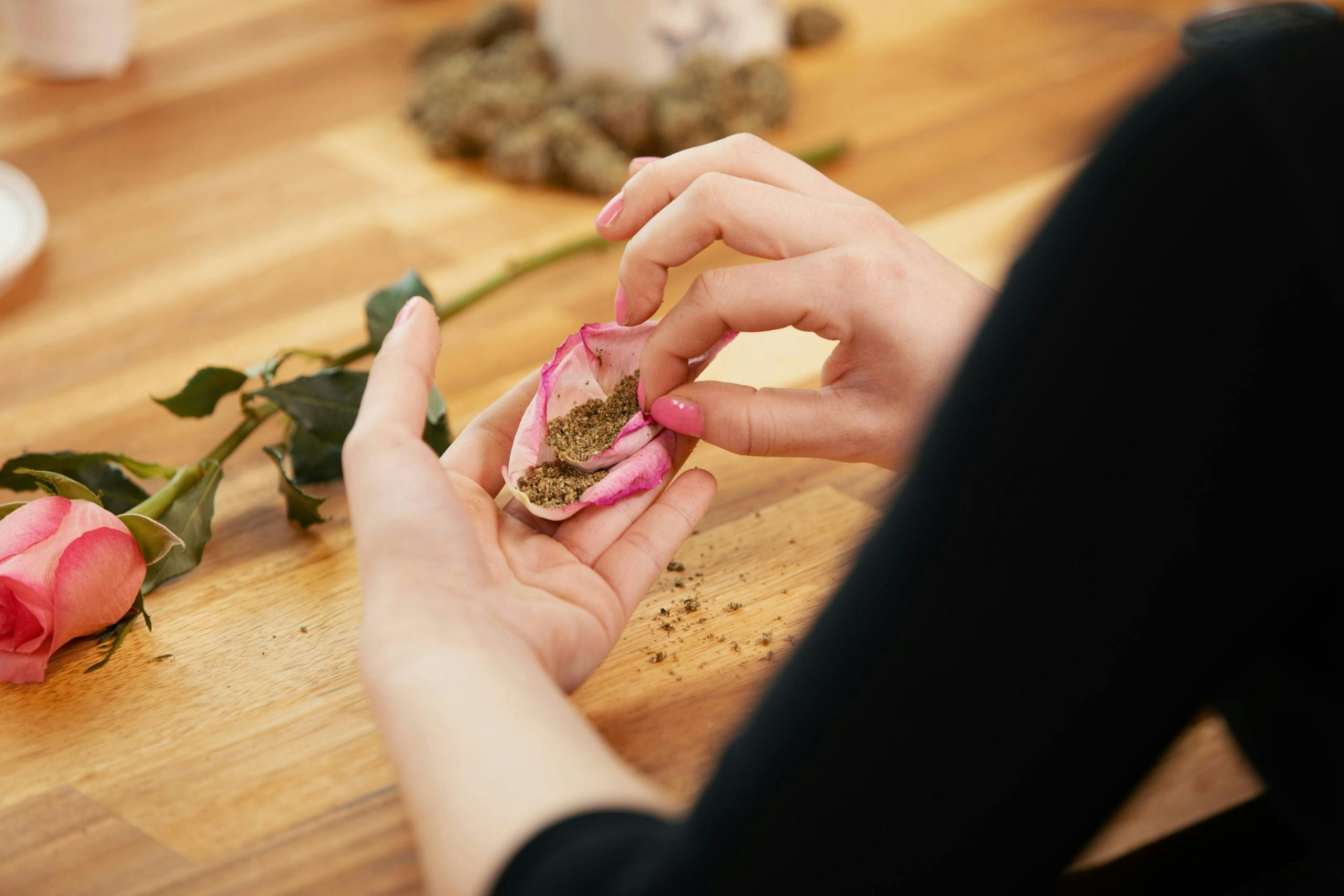 How To Roll A Rose Petal Blunt