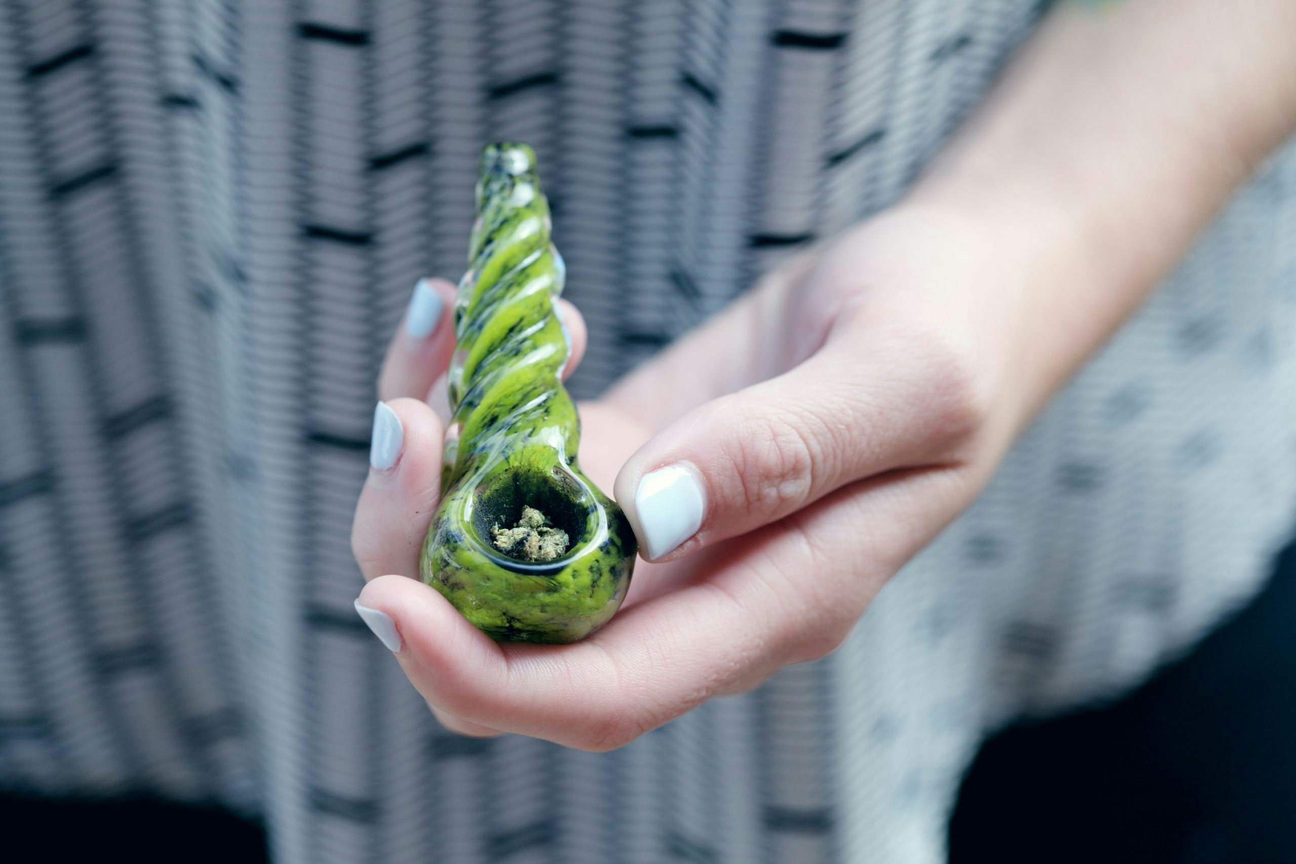 how to use a weed pipe