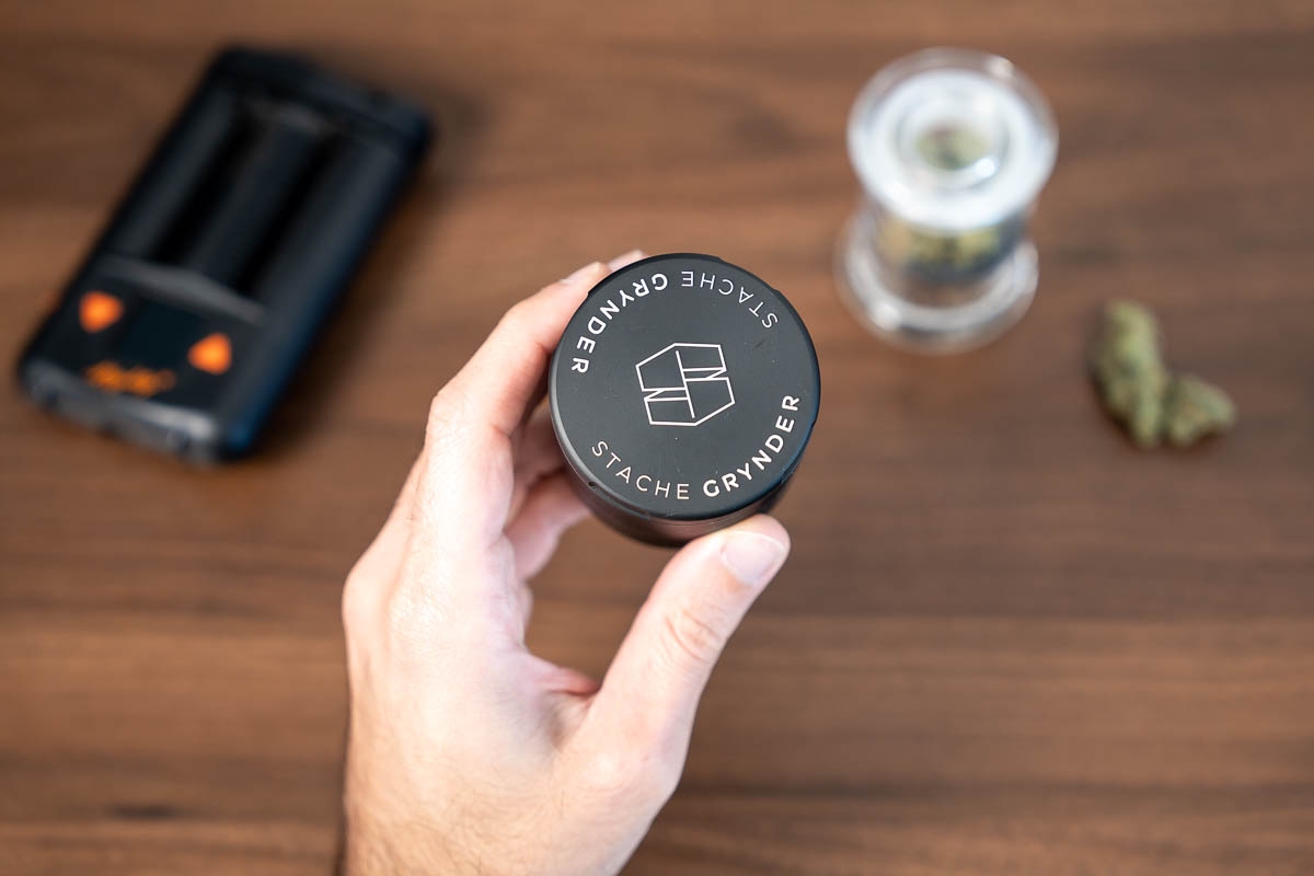 stache grynder
