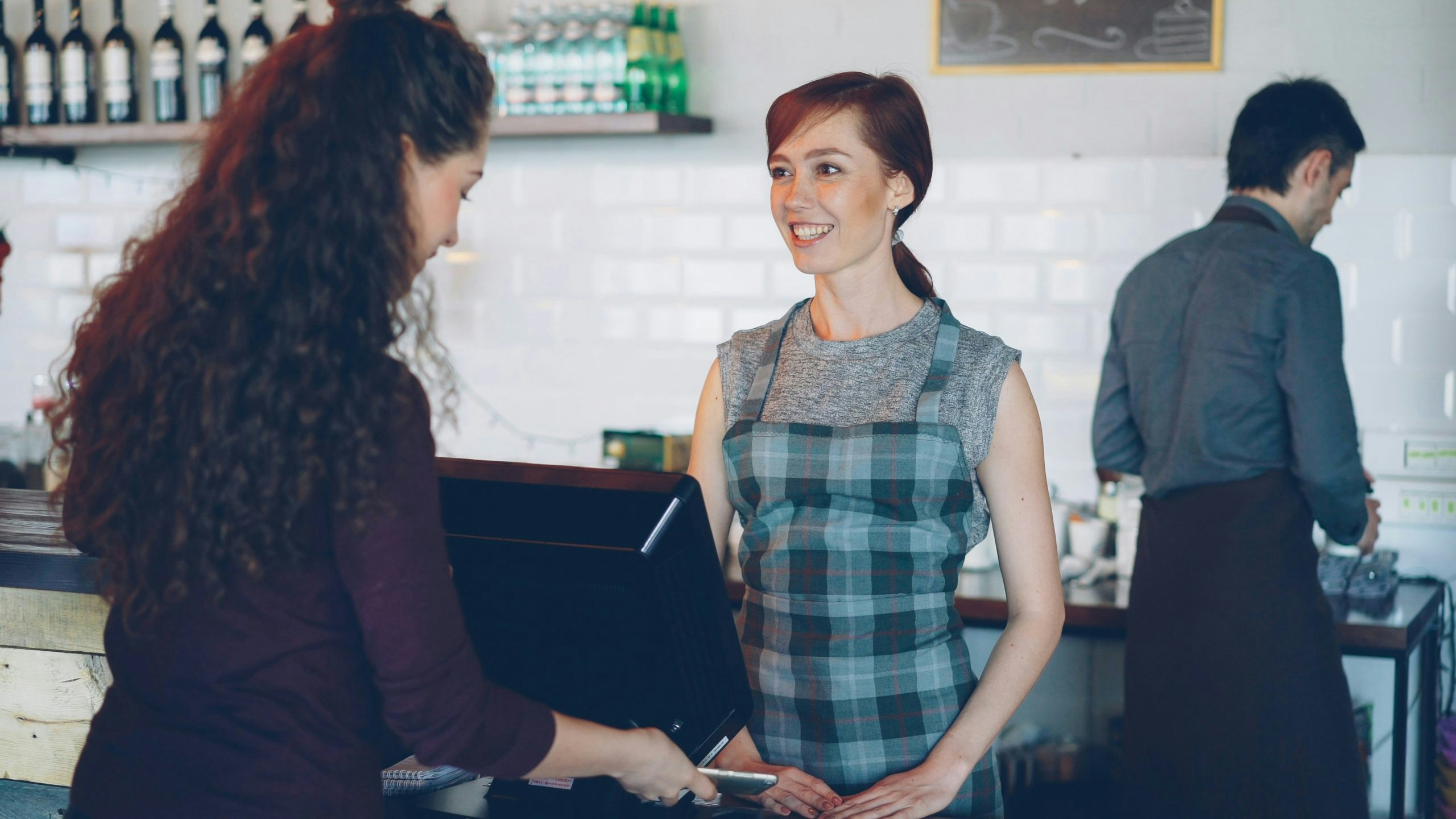 Waitresses are working together in a cafe