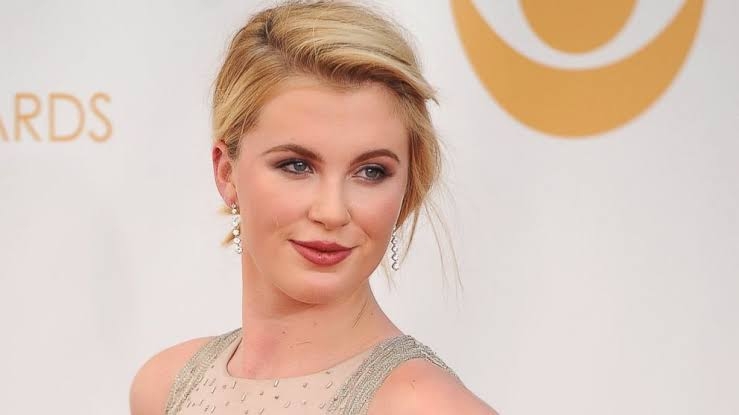 Ireland Baldwin posing in an event