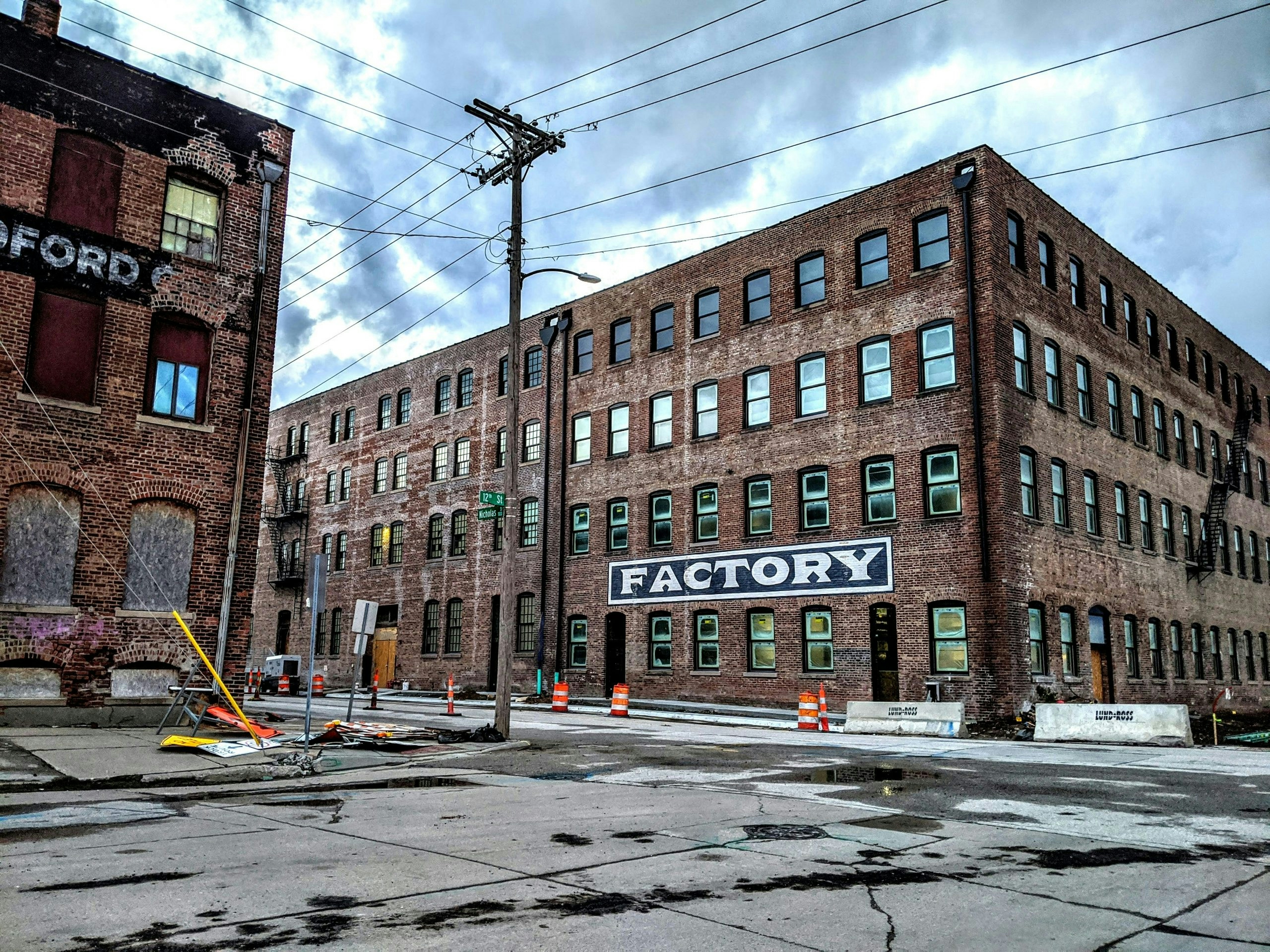 Street scene in Omaha, Nebraska, showcasing historic architecture