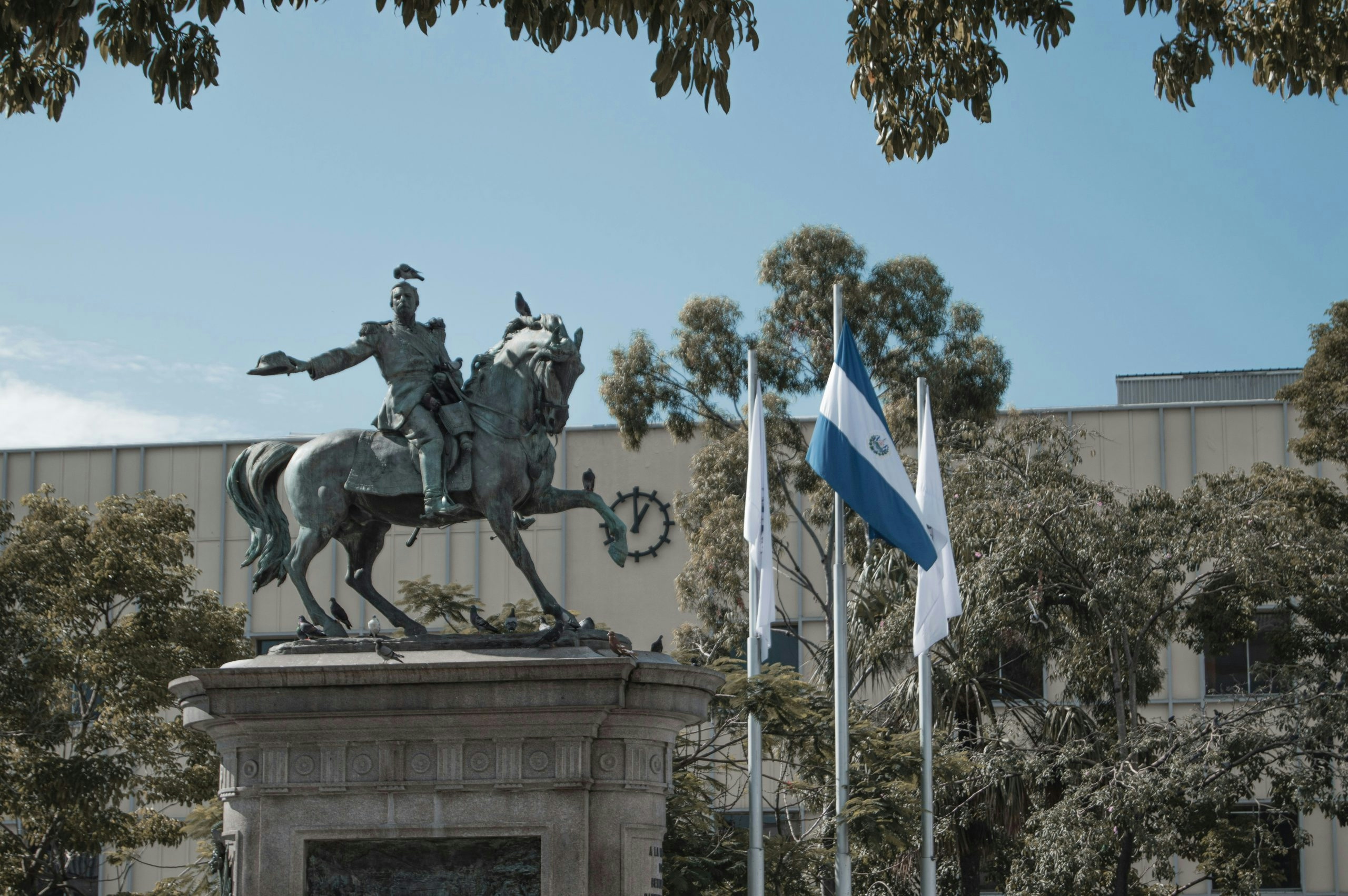 Horse monument featuring the flag of El Salvador