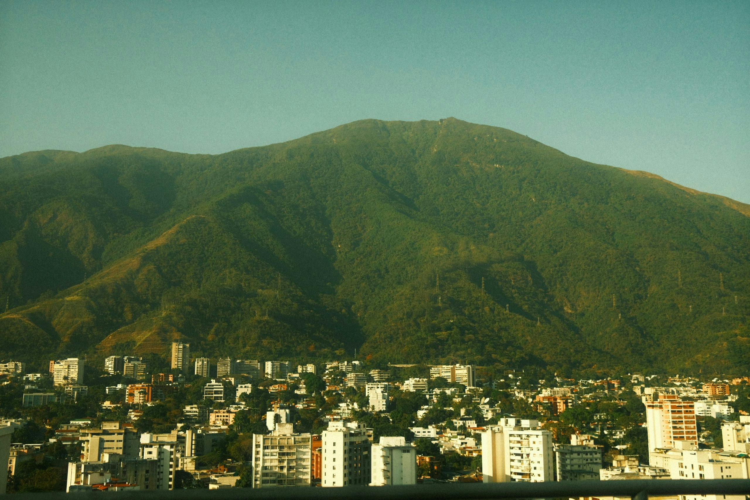 mountains behind a city in venezuela
